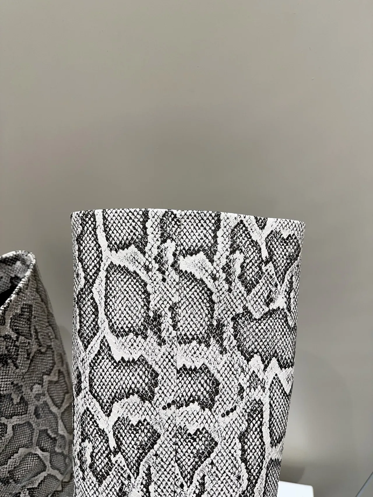 Arket Cowhide Sheepskin Pointed-Toe Knee-High Boots in Grey · view 8