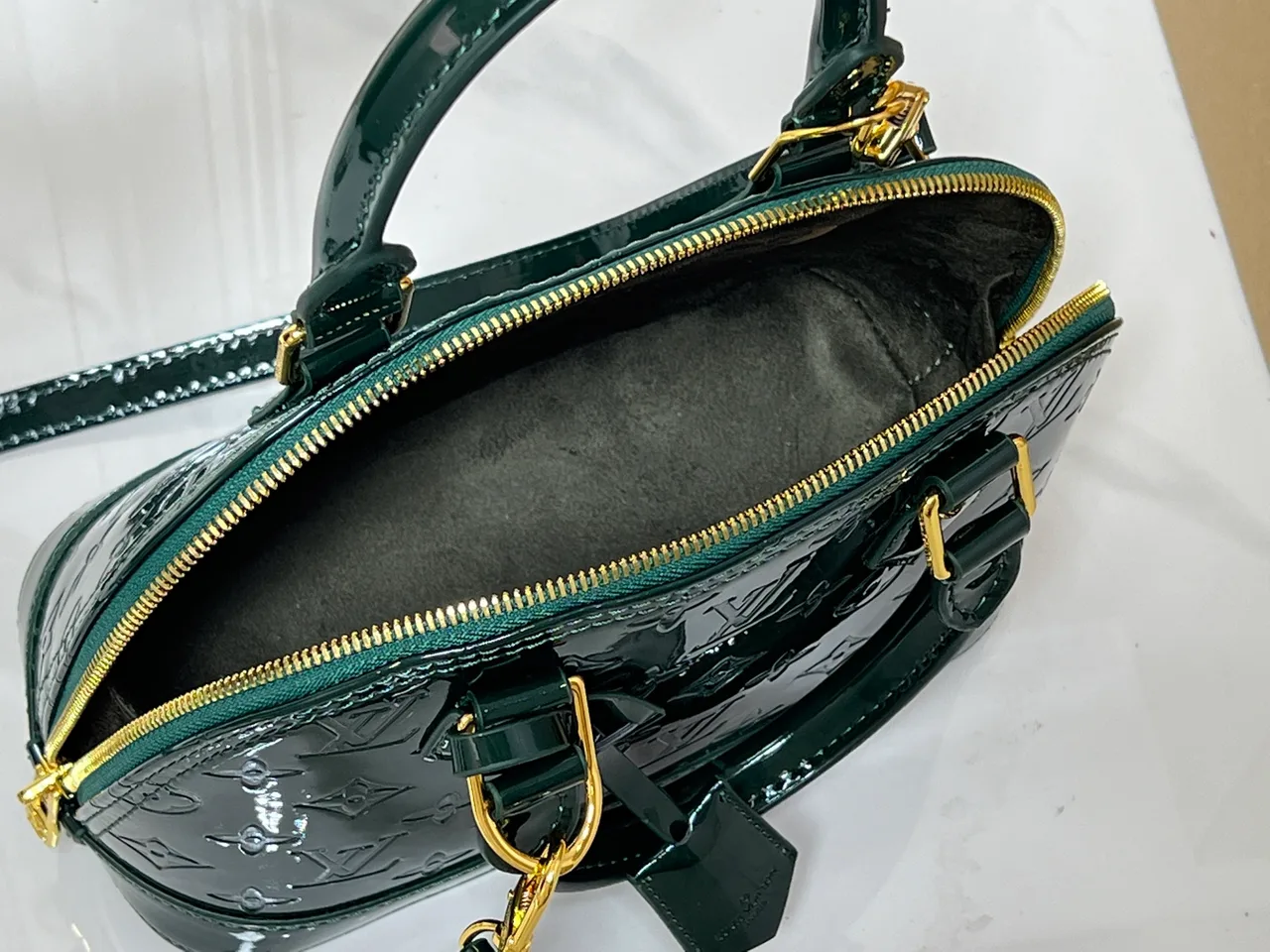 Louis Vuitton Leather Glossy Handbag in Green · view 8
