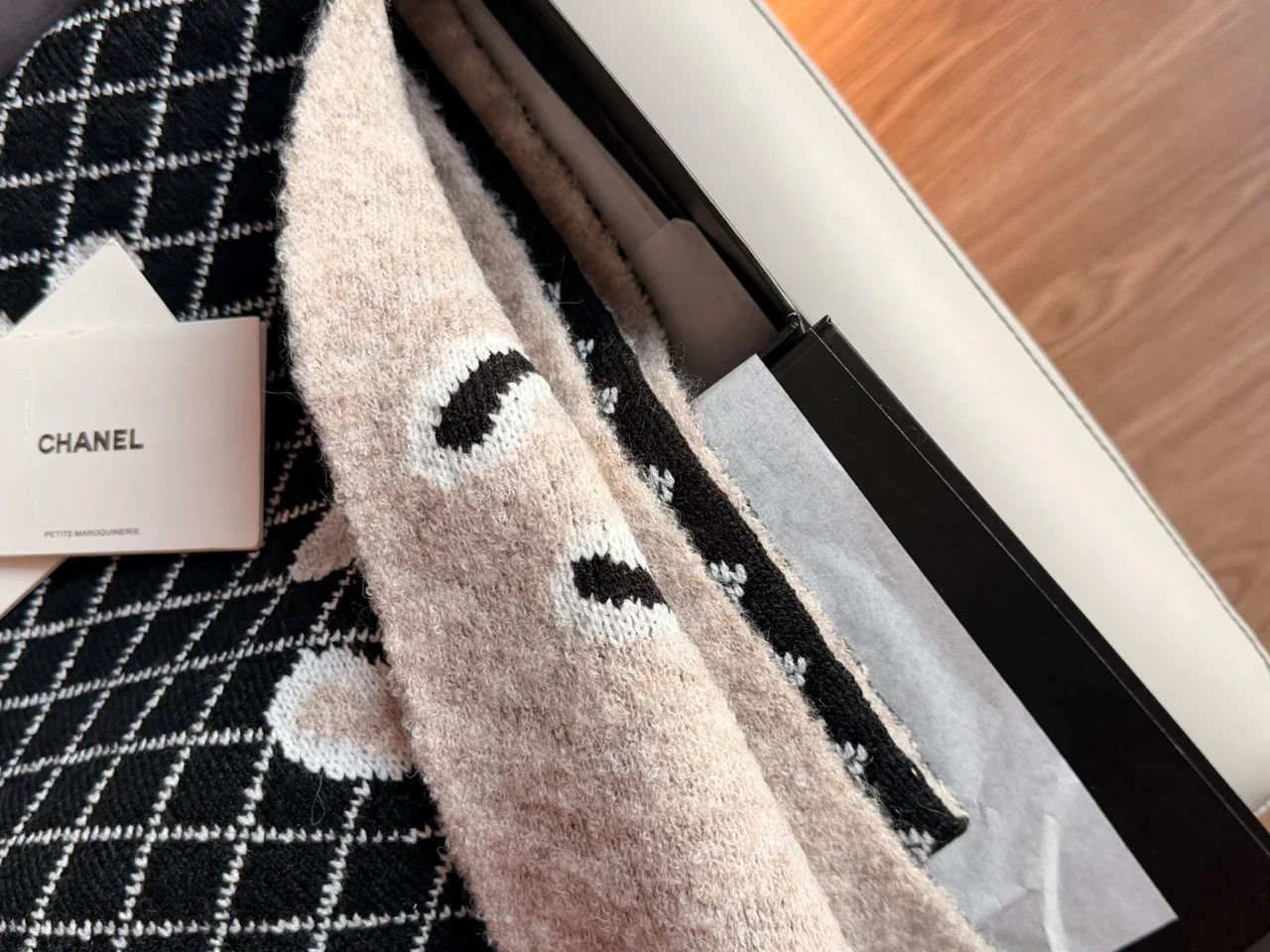 Chanel Reversible CC camellia scarf in Black · view 7