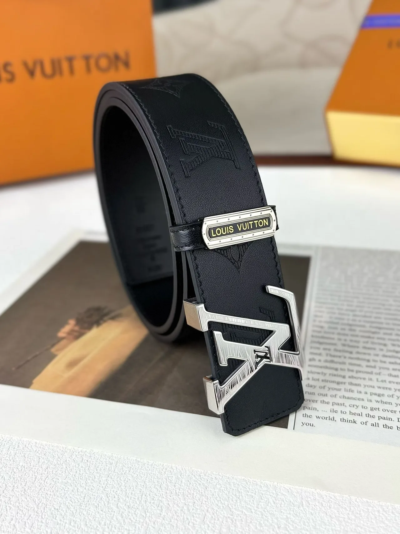Louis Vuitton Monogram LV buckle belt in Black · view 3