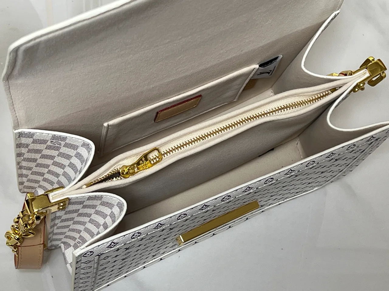 Louis Vuitton Cowhide Canvas Dauphine Soft flap shoulder bag in White · view 8