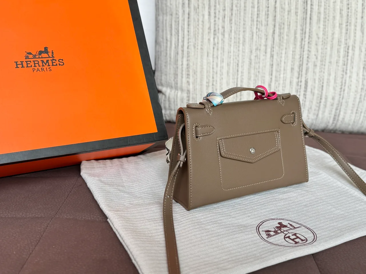 Hermes Kelly Textured Top-Handle Bag in Grey · view 4