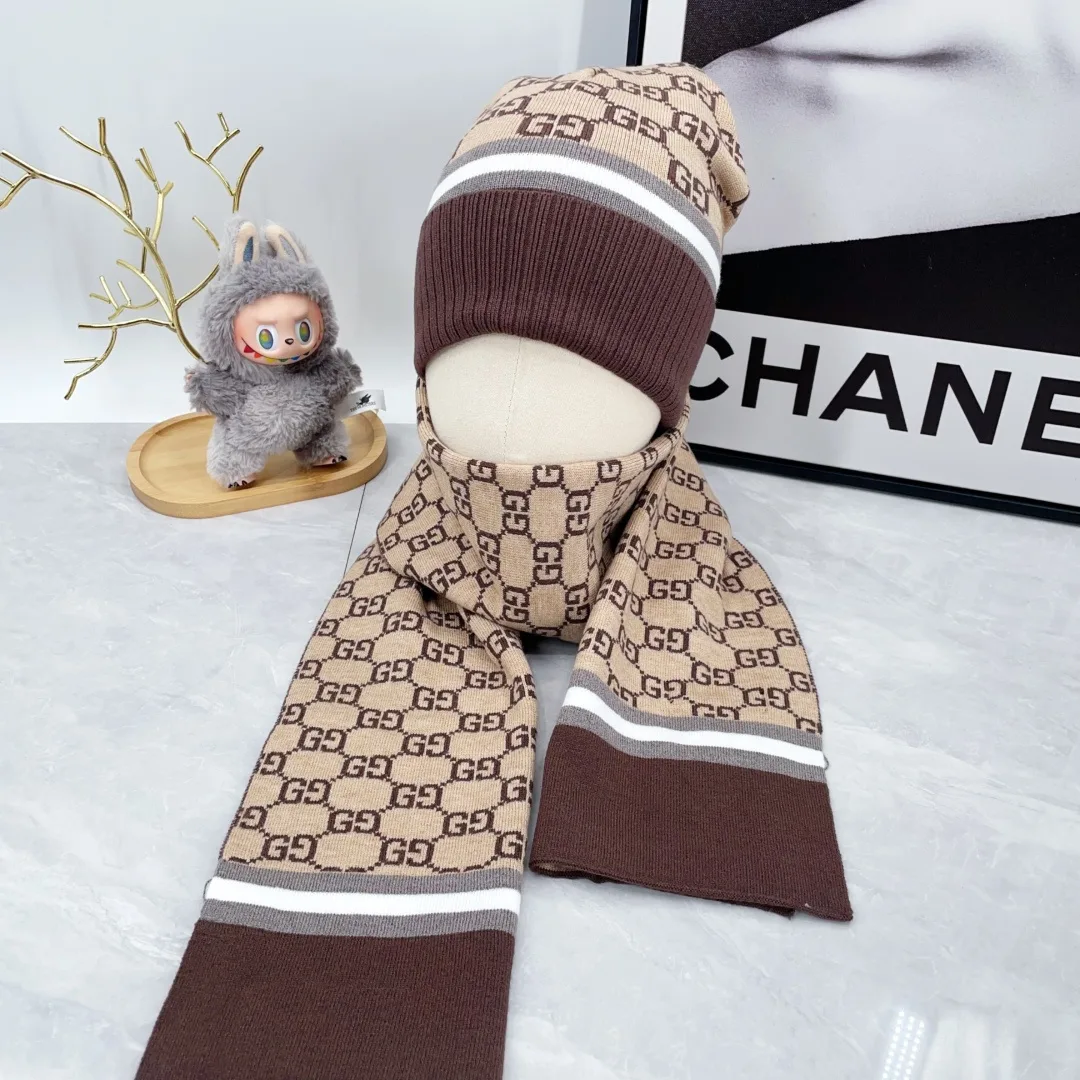 Gucci Cashmere Ribbed Hat and scarf knit set in Beige · view 1
