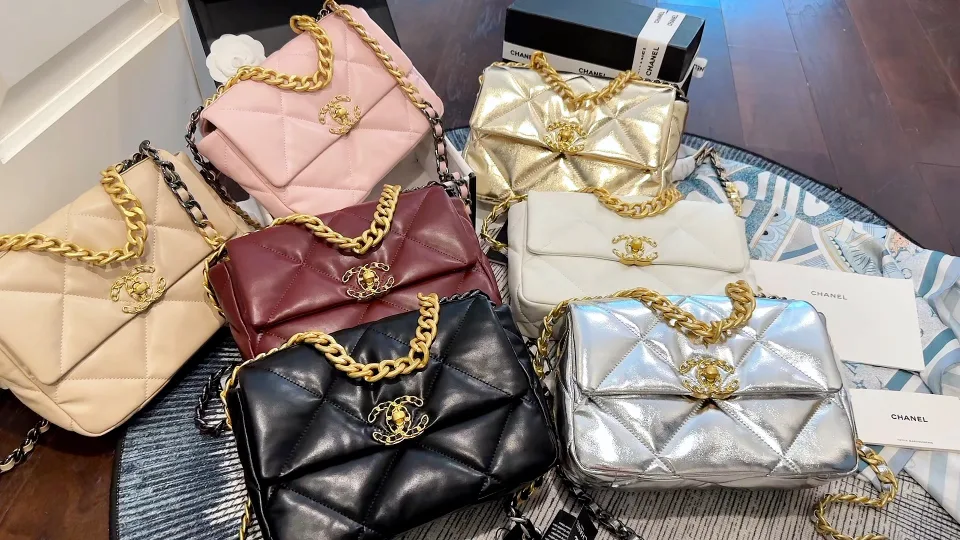 Chanel 19 quilted shoulder bag in Beige & Pink & Gold & Burgundy & Cream & Black & Silver · view 7