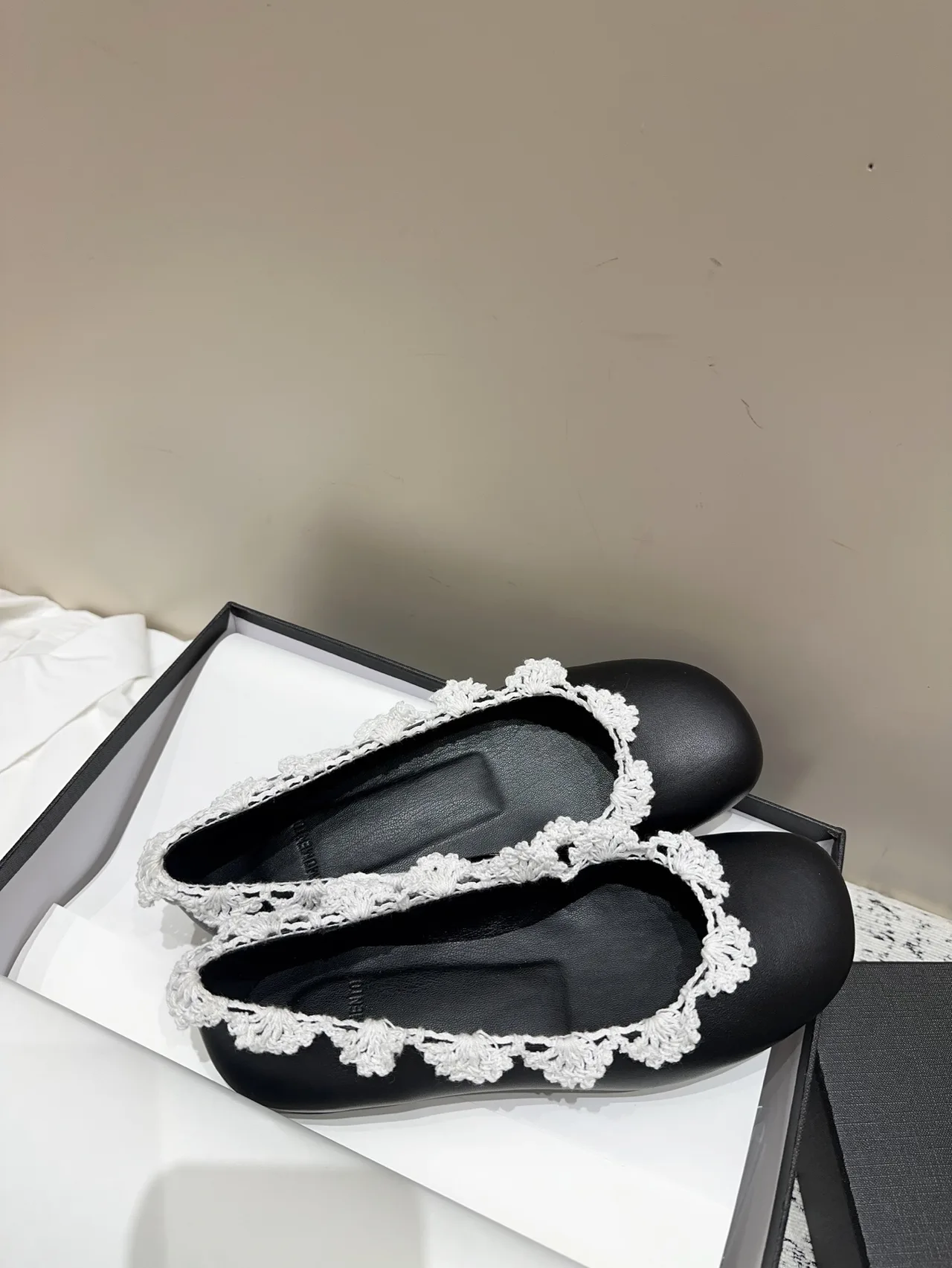 Amomento Sheepskin Glossy Round-Toe Lace-Trim Ballet Flats in Black · view 4