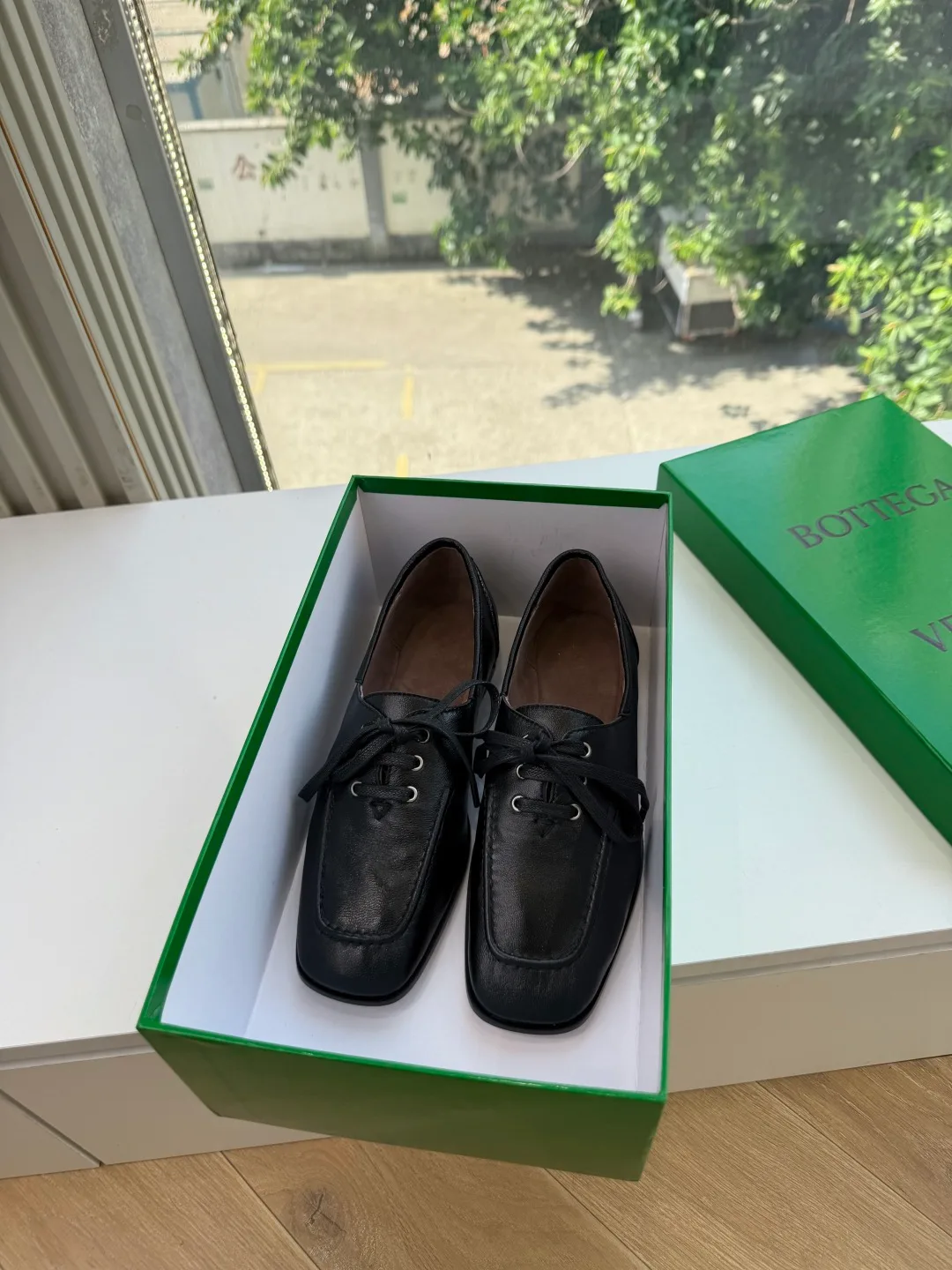 Bottega Veneta Cowhide Smooth Pointed-Toe Boat Shoes in Black · view 4