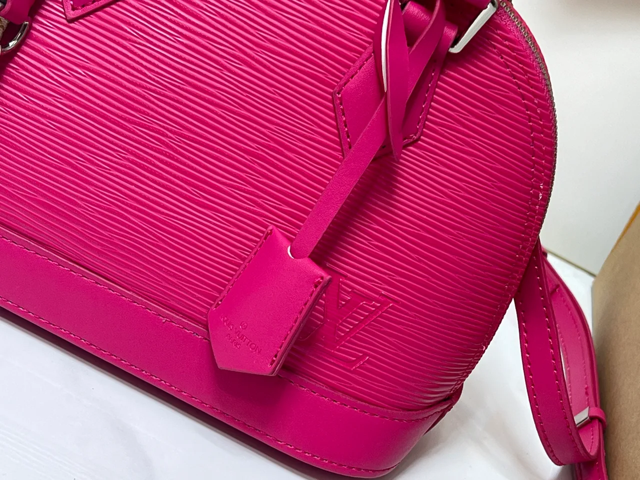 Louis Vuitton Leather Glossy Handbag in Pink · view 6