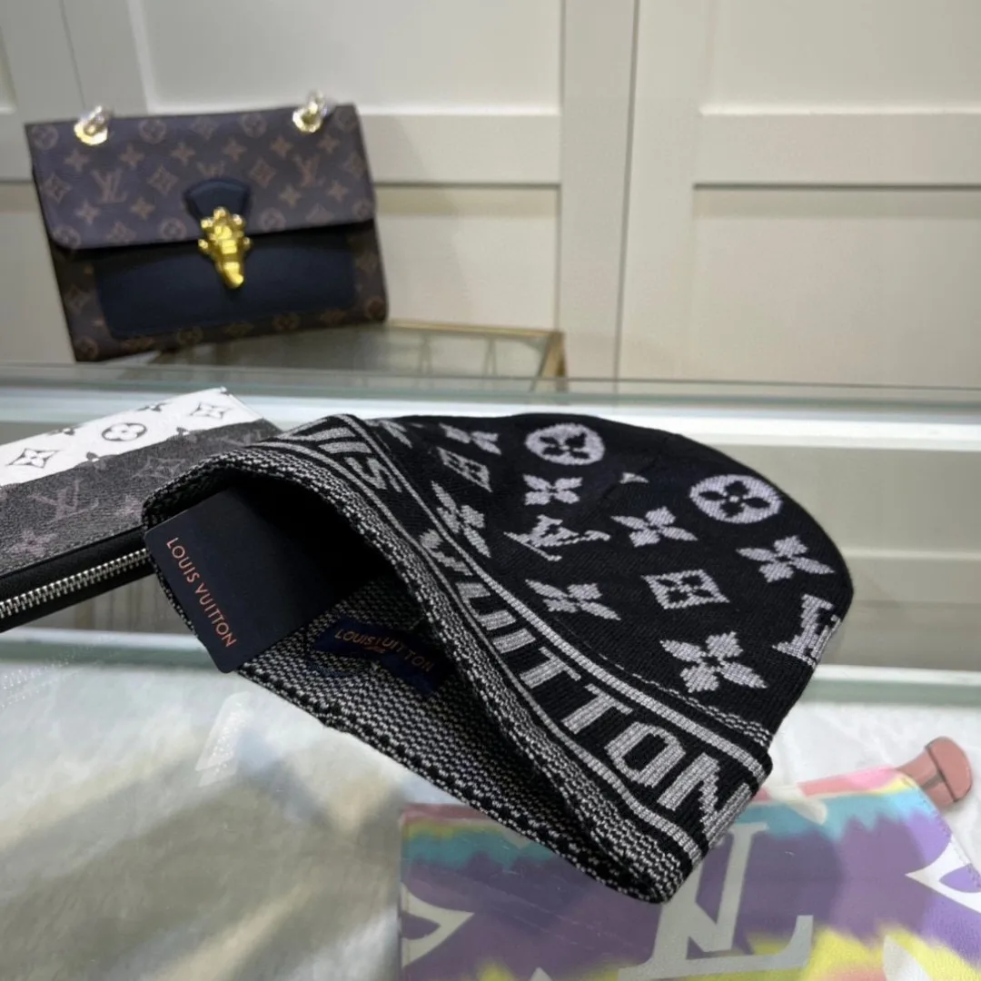 Louis Vuitton Monogram knit beanie in Black / Brown · view 6