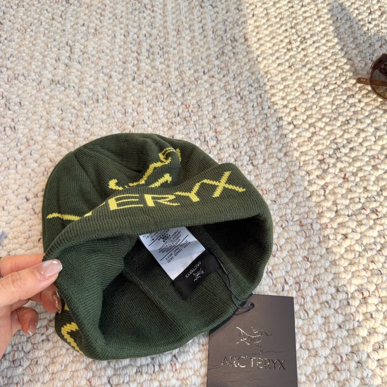 Arc'teryx Logo Beanie in Green · view 7