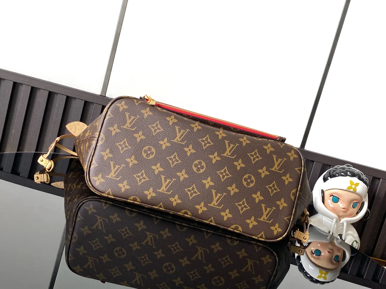 Louis Vuitton Neverfull Tote in Brown · view 4