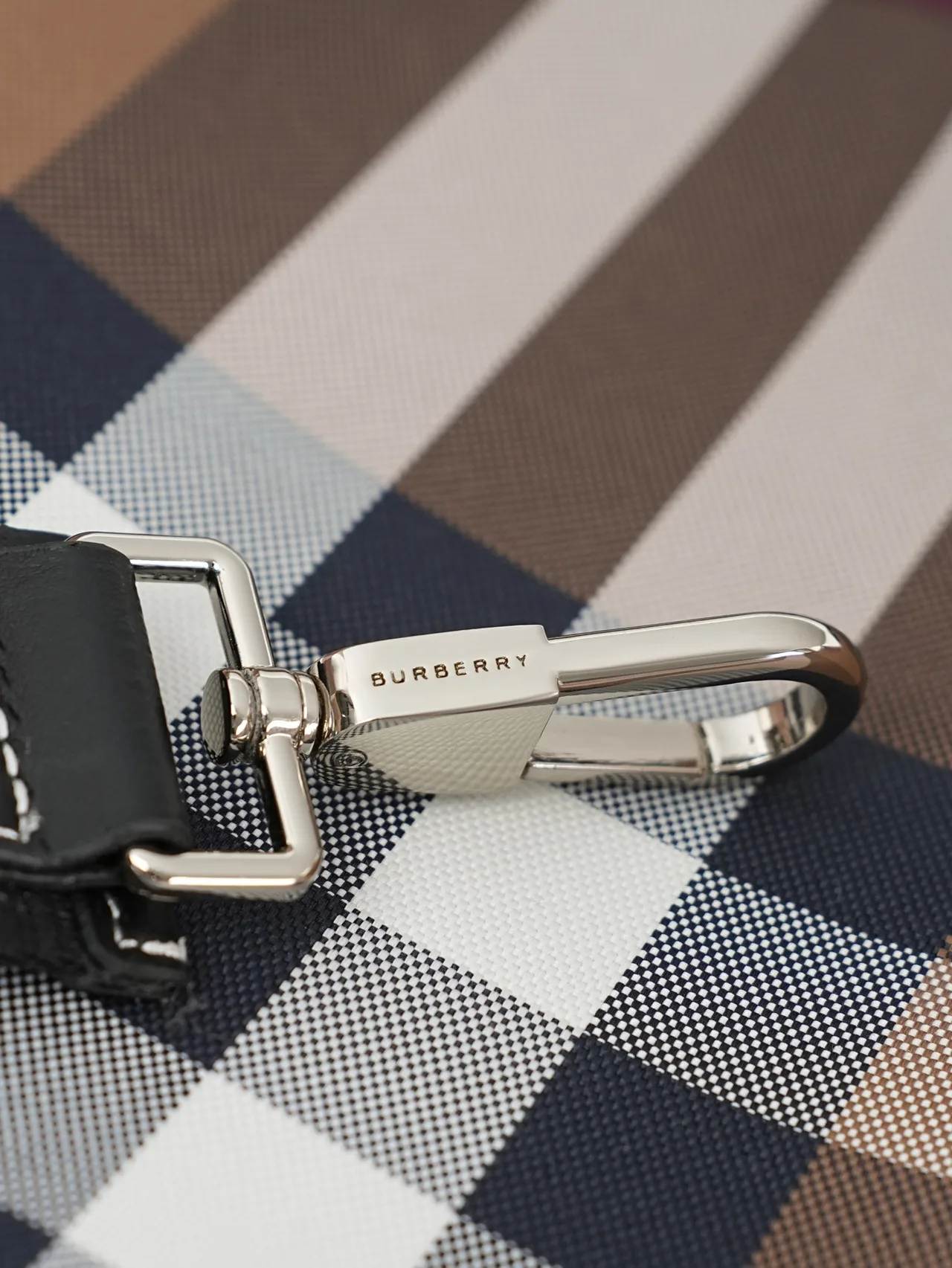 Burberry Check Tote in Beige · view 6