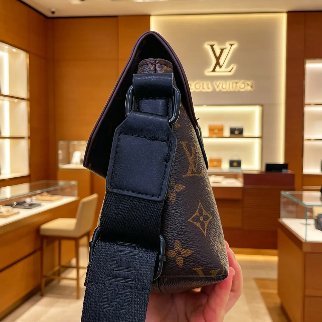 Louis Vuitton Flap Messenger Bag in Black / Brown · view 5