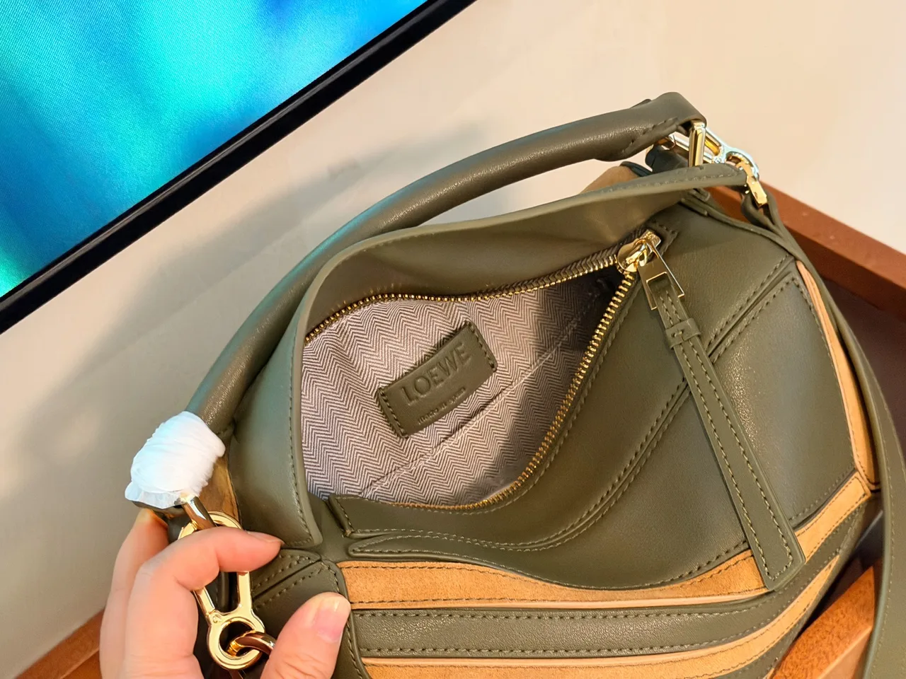 Loewe Shoulder Bag in Brown & Green · view 7