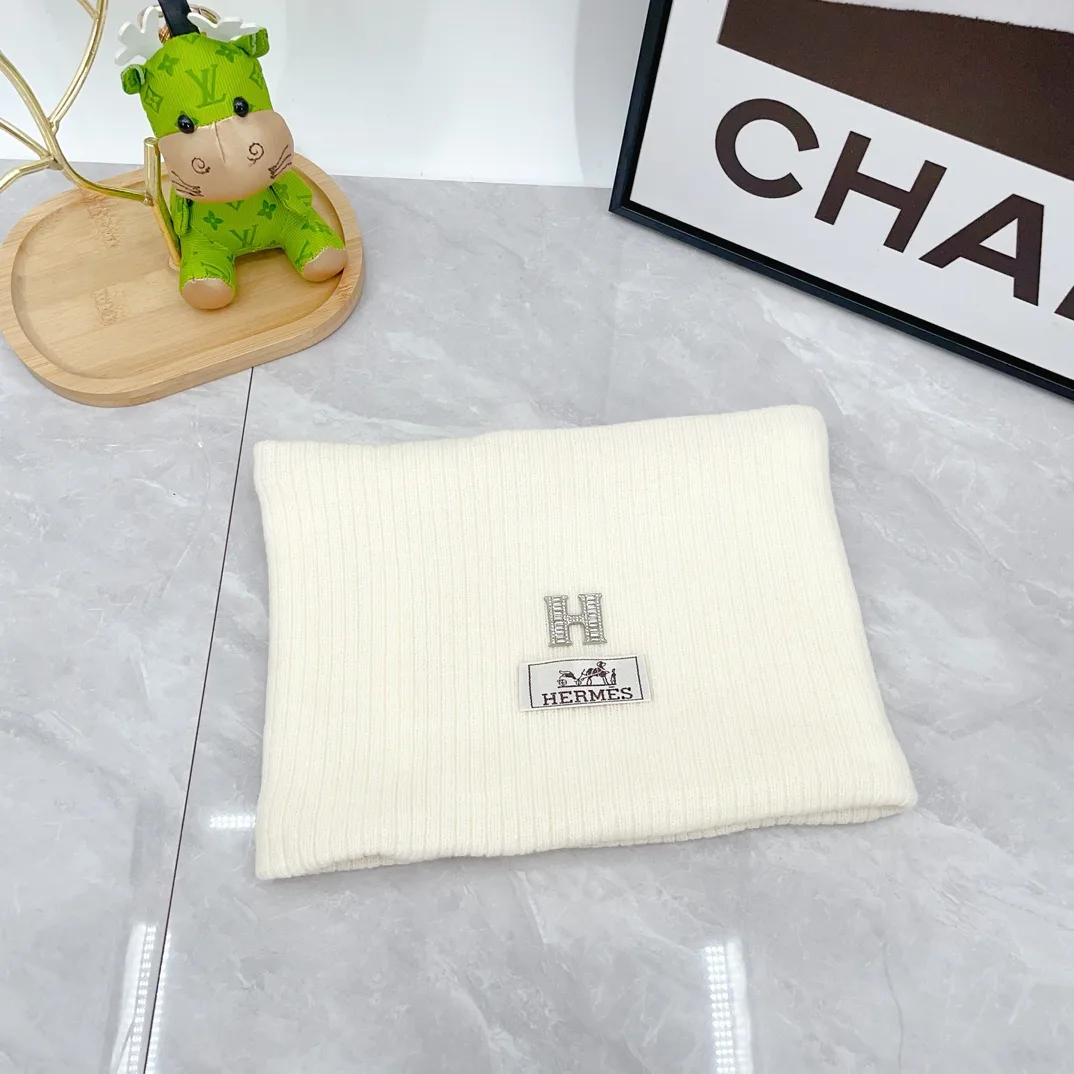 Hermes Wool Ribbed Hat Scarf and Gloves Set in White · view 3