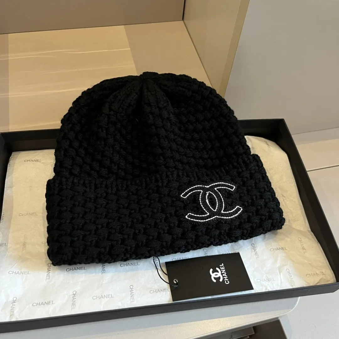 Chanel Beanie in Black · view 4