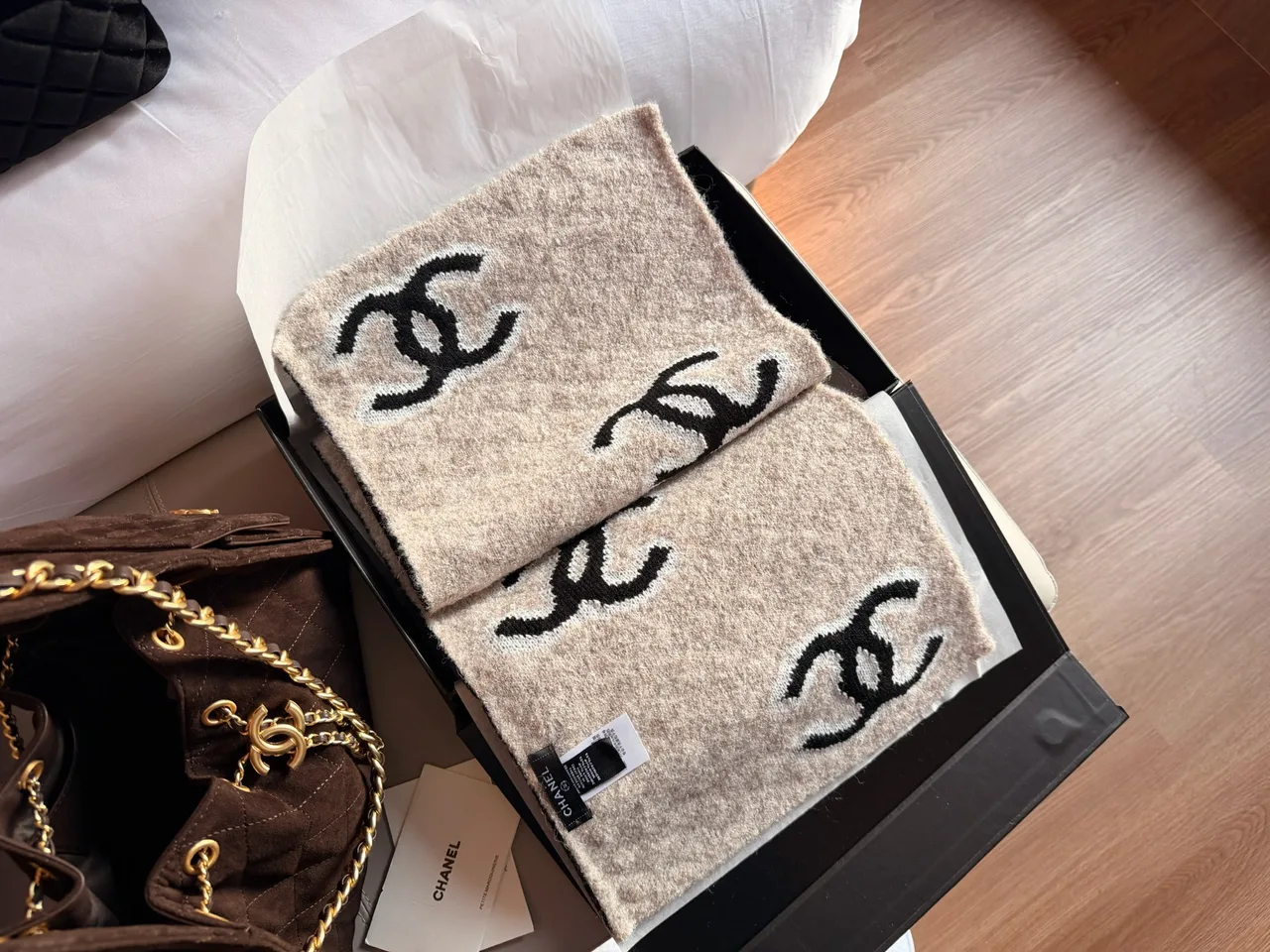 Chanel Reversible CC camellia scarf in Black · view 5