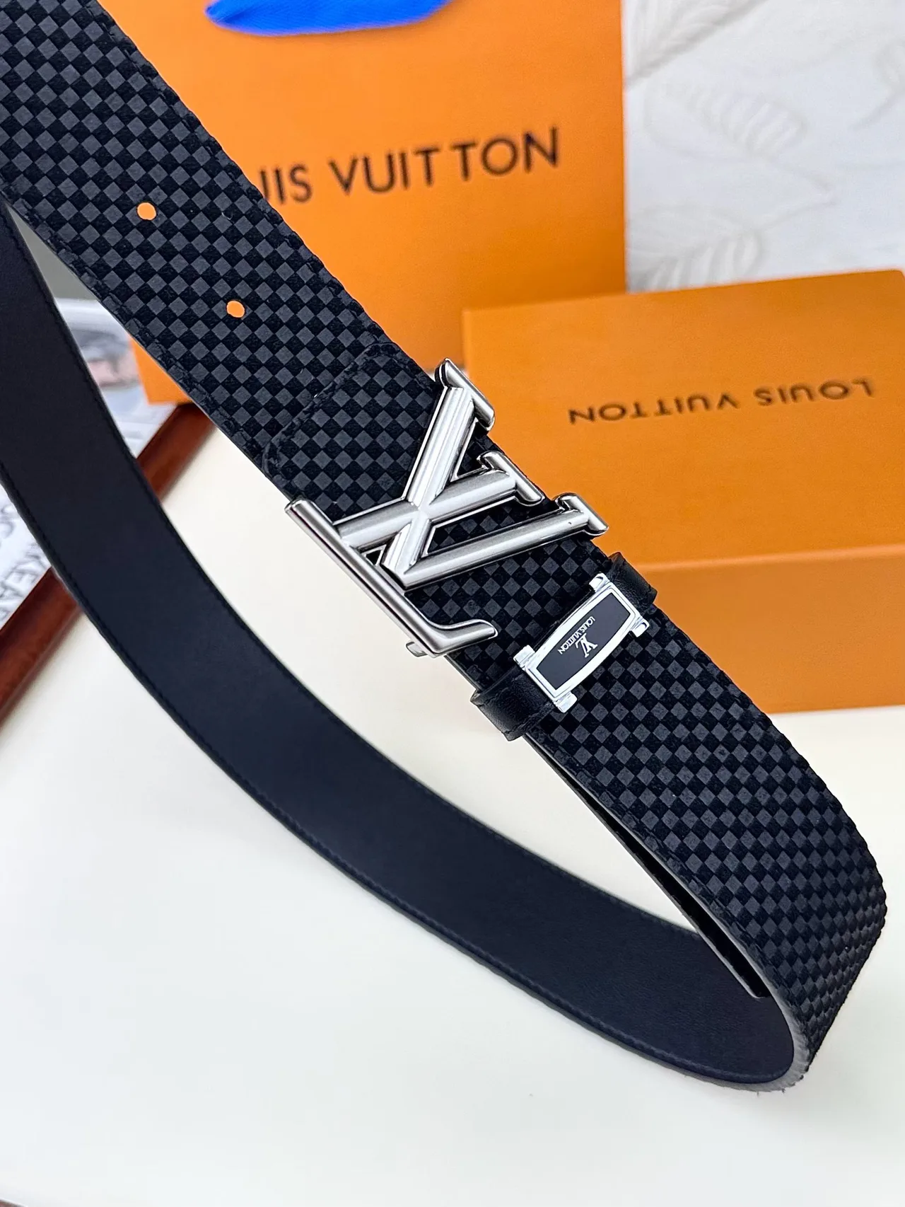Louis Vuitton Textured LV buckle belt in Black · view 6