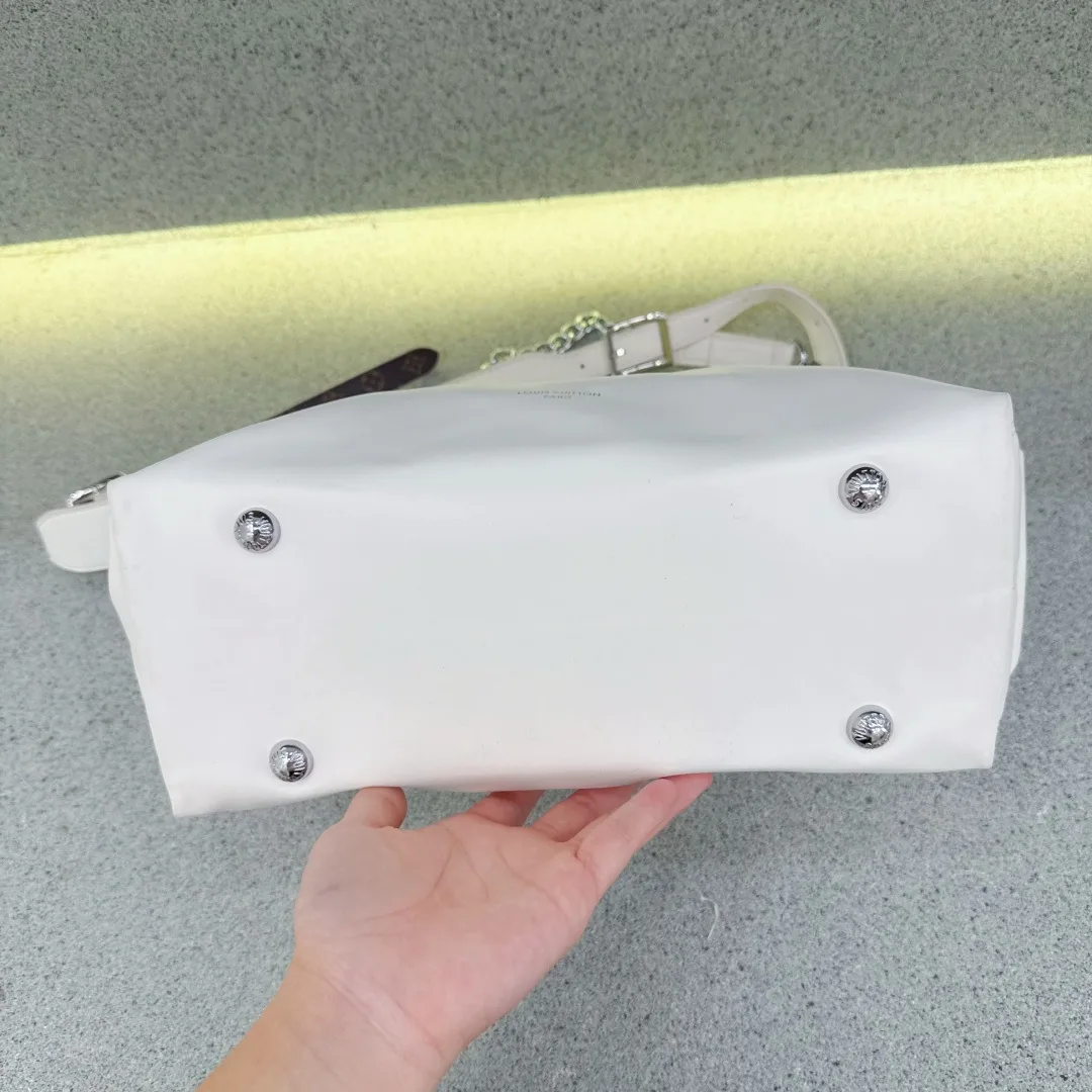 Louis Vuitton 32100 Hobo Bag in White & Blue · view 6
