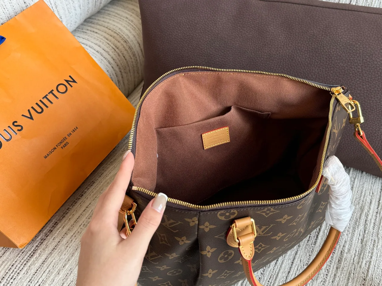 Louis Vuitton Monogram Tote in Brown · view 8