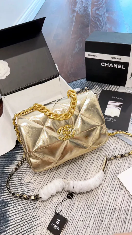 Chanel 19 quilted shoulder bag in Beige & Pink & Gold & Burgundy & Cream & Black & Silver · view 2