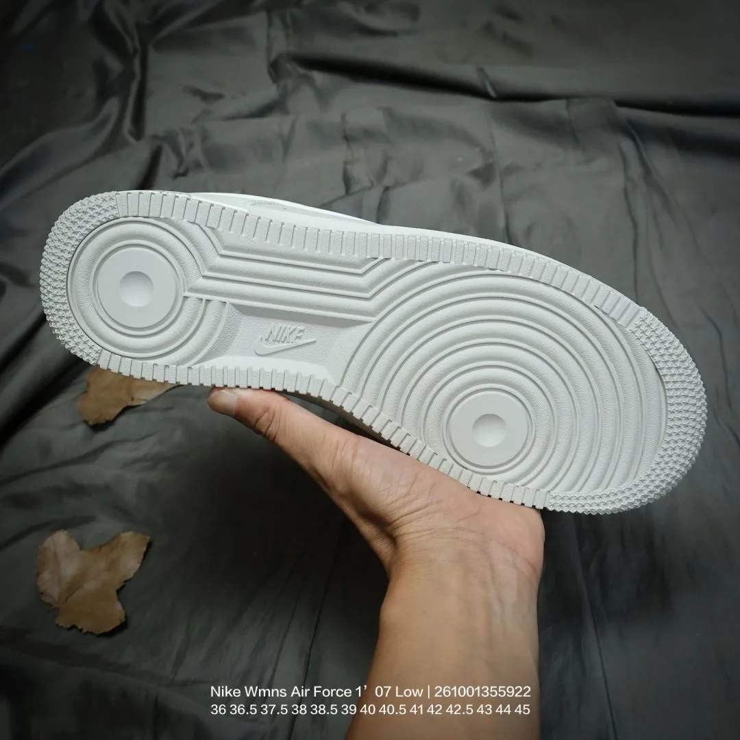 Nike Low-Top Sneakers in White · view 6