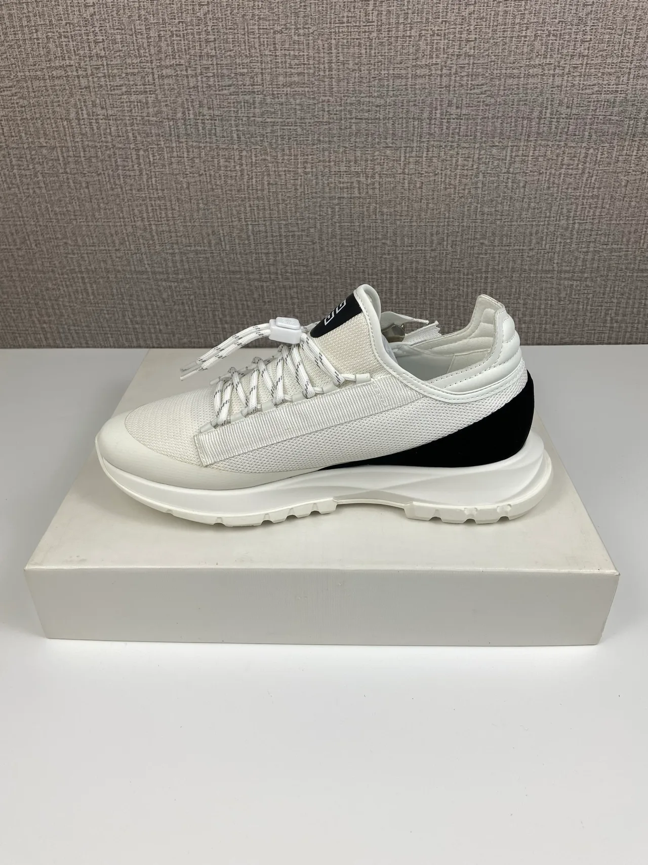 Givenchy Sneakers in White · view 8