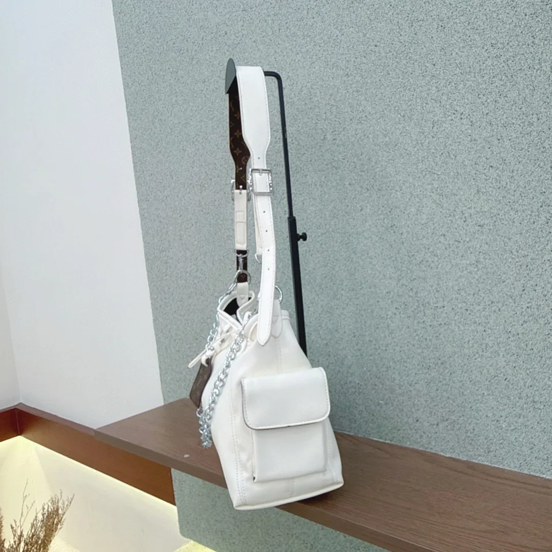 Louis Vuitton 32100 Hobo Bag in White & Blue · view 4
