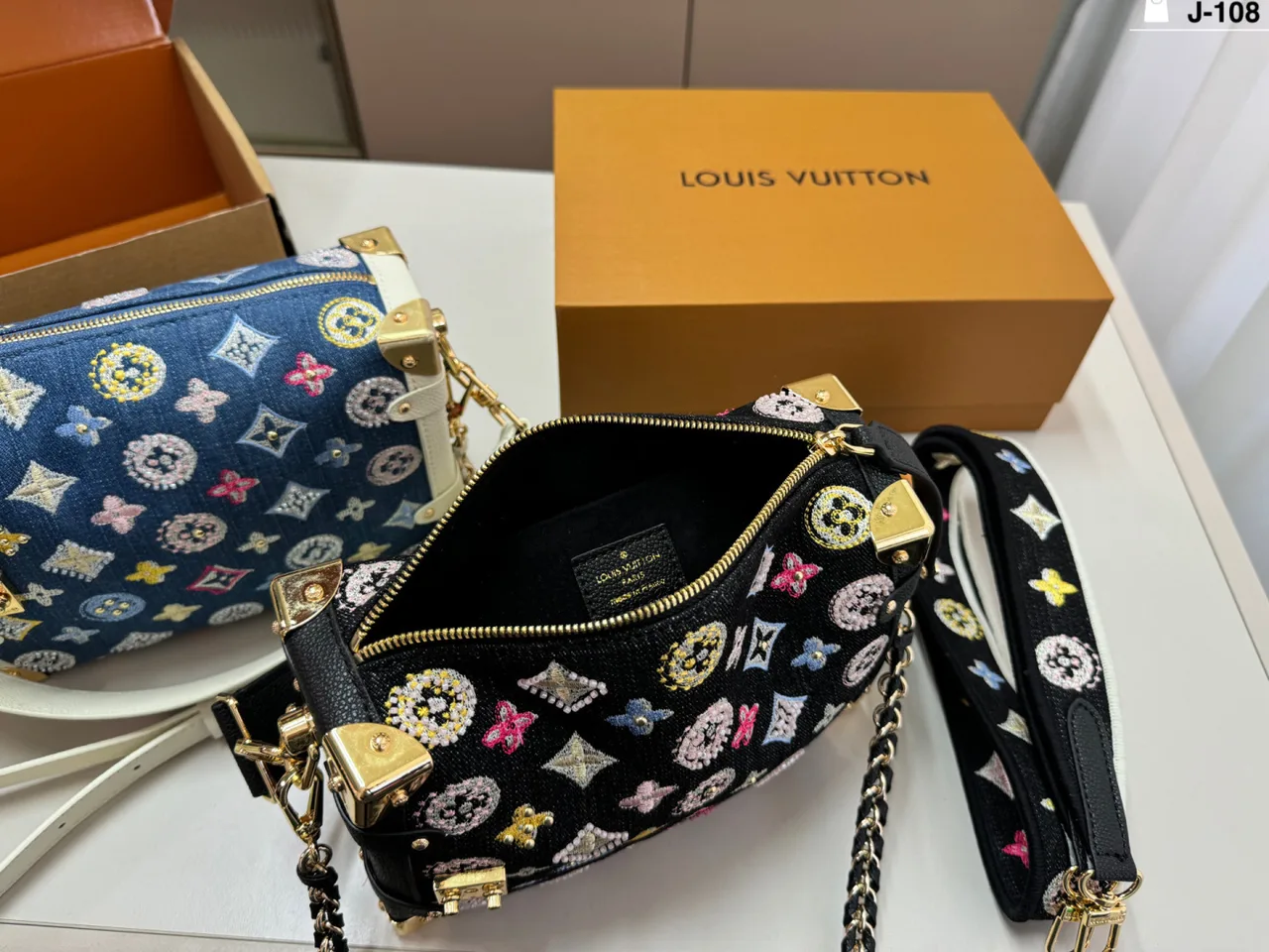 Louis Vuitton Flap Shoulder Bag in Blue / Black · view 6