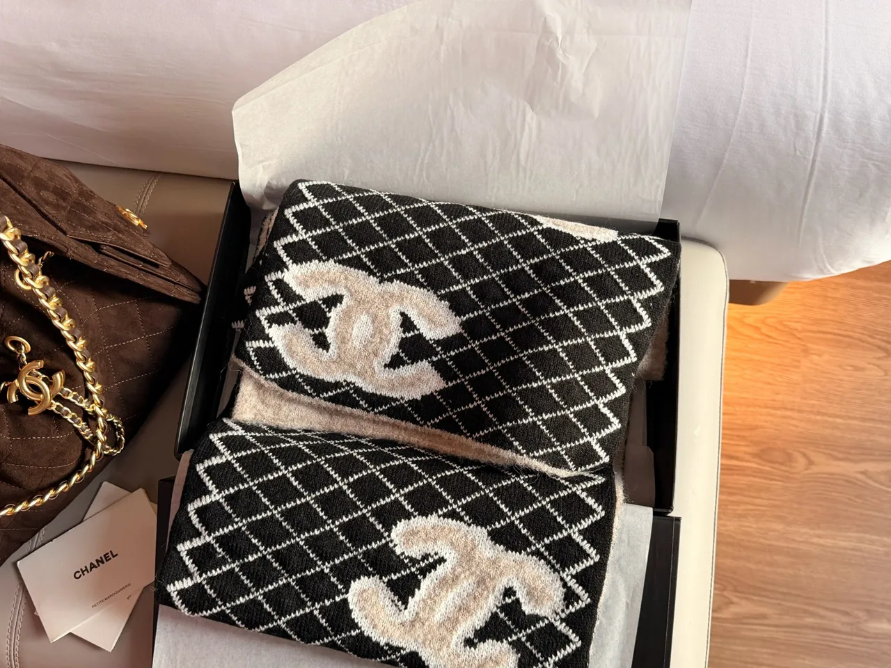 Chanel Reversible CC camellia scarf in Black · view 8