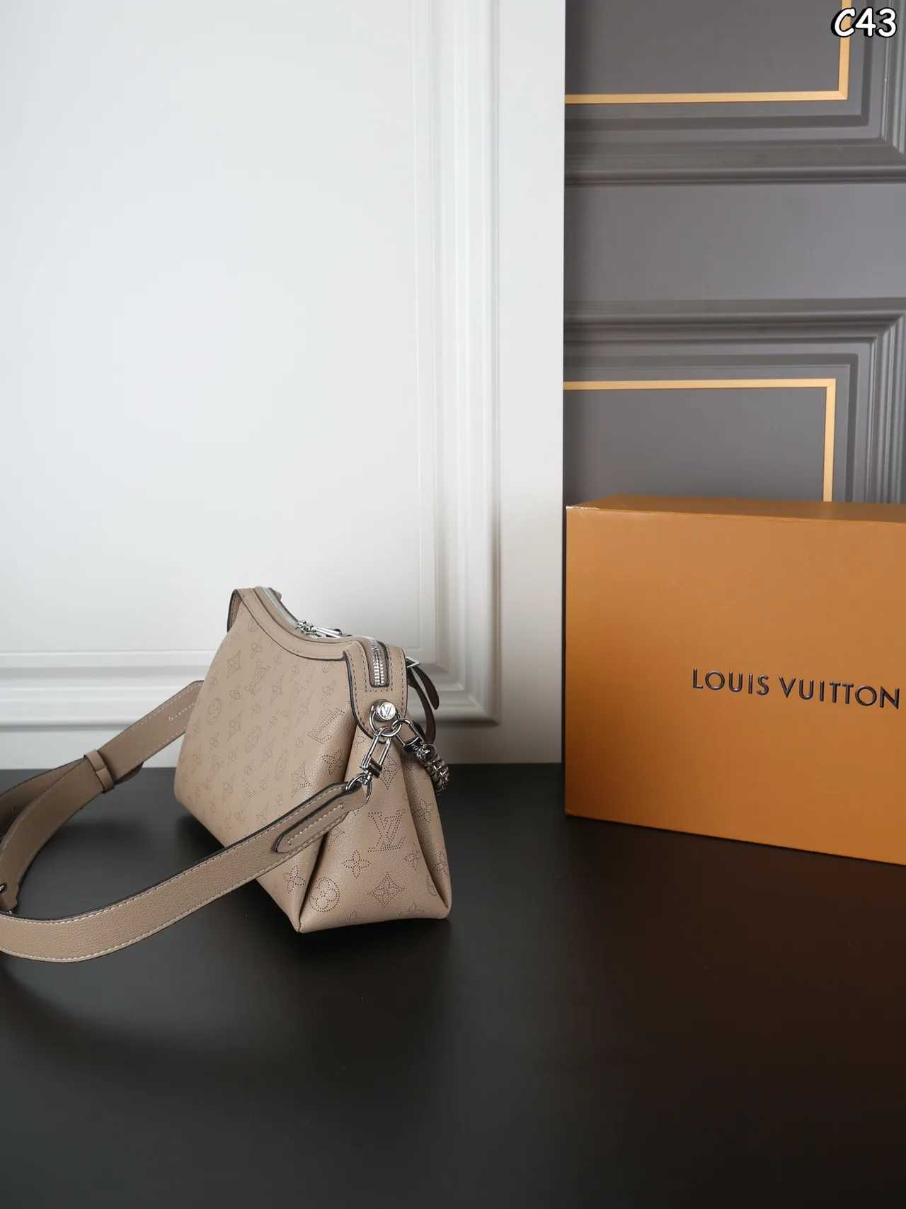 Louis Vuitton Shoulder Bag in Grey · view 3