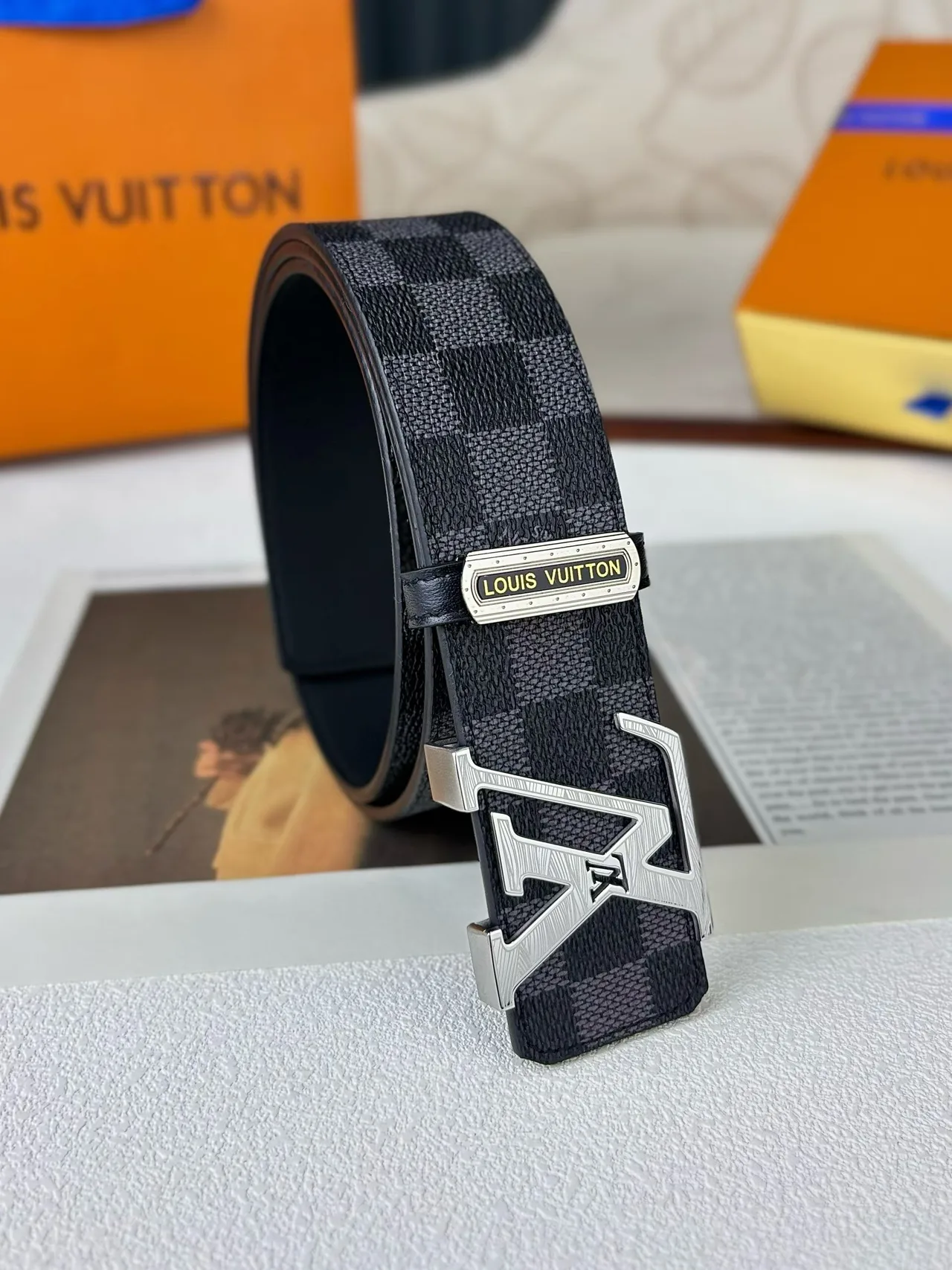 Louis Vuitton Damier LV buckle belt in Grey · view 3