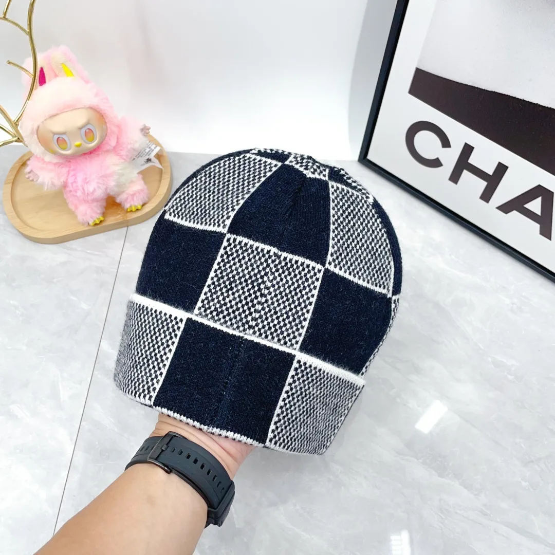 Louis Vuitton Wool Cashmere Checkerboard hat and scarf set in Black · view 4