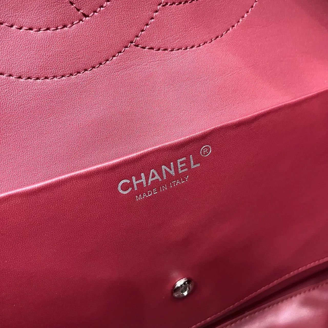 Chanel Smooth Handbag in Burgundy · view 8