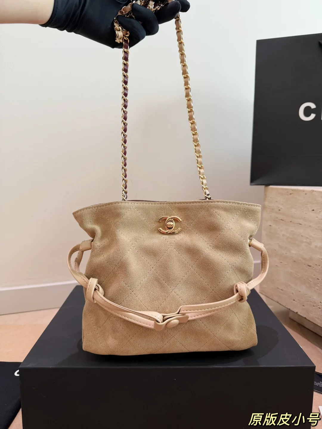 Chanel Chain bucket shoulder bag in Black / Beige · view 2