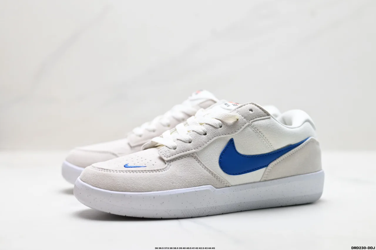 Nike Sneakers in White · view 4