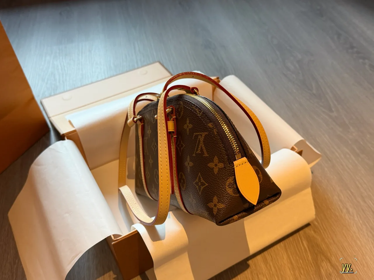 Louis Vuitton Hobo Bag in Brown · view 4