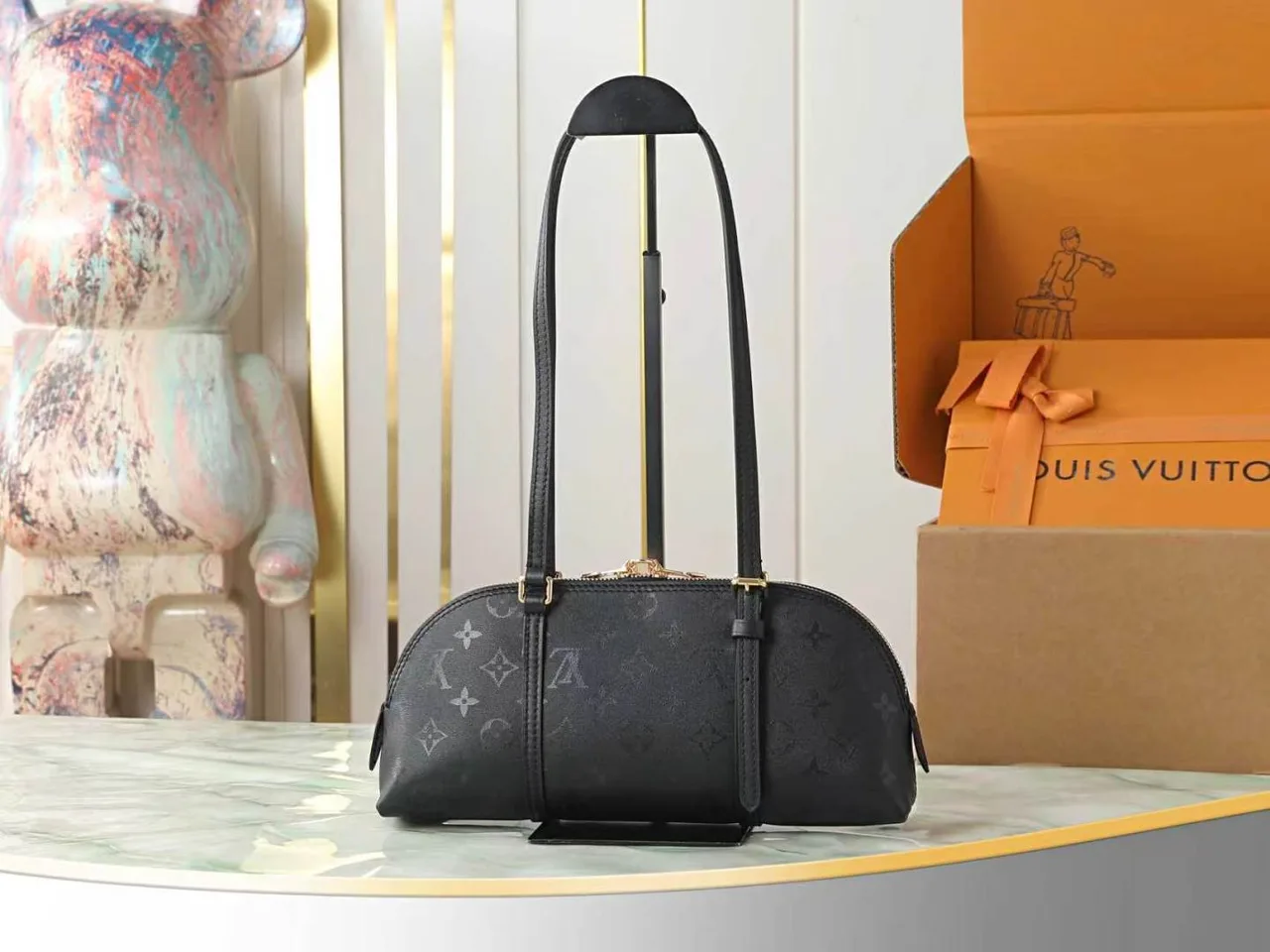 Louis Vuitton Leather Shoulder Bag in Black · view 3