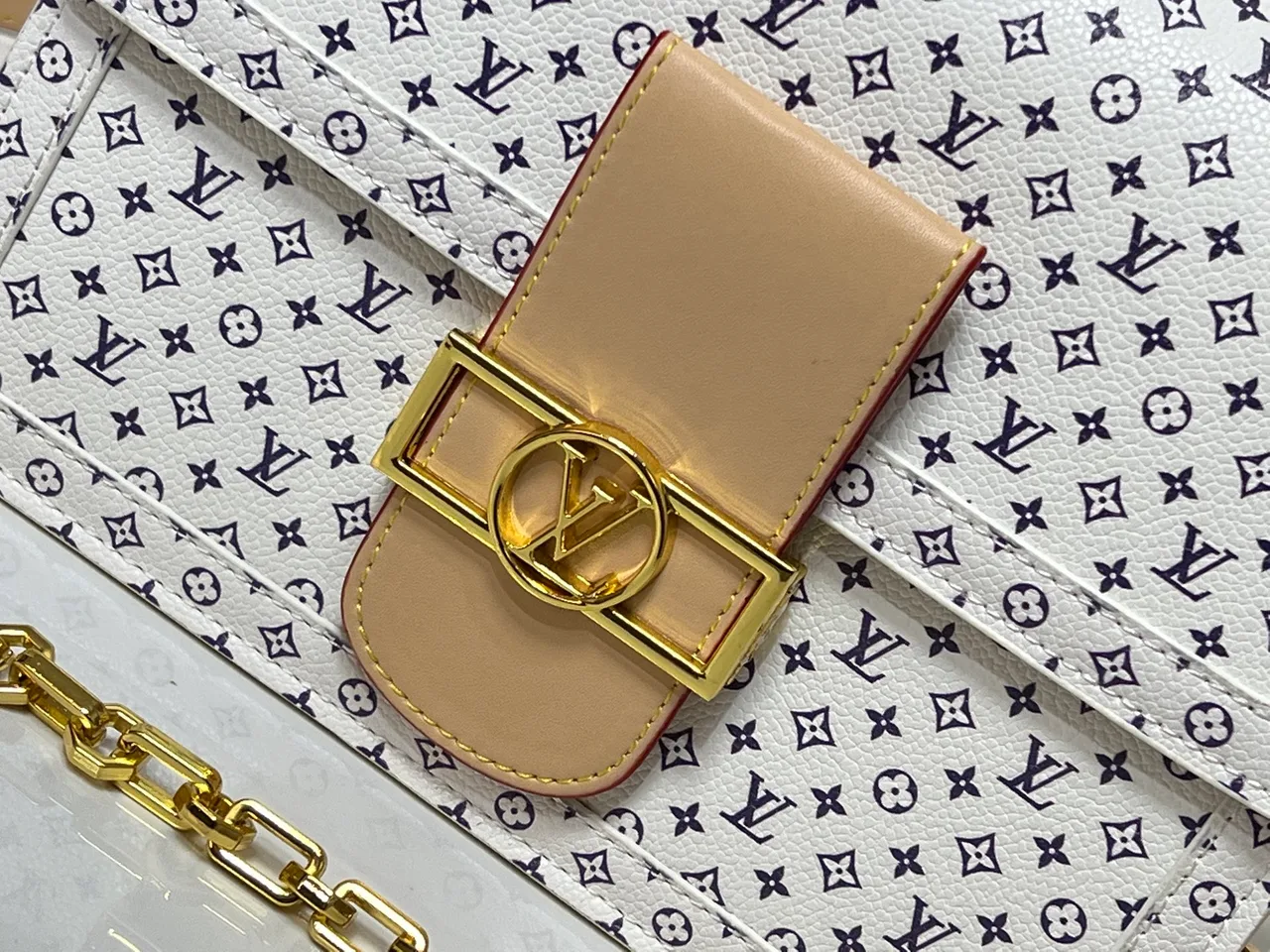 Louis Vuitton Cowhide Canvas Dauphine Soft flap shoulder bag in White · view 5