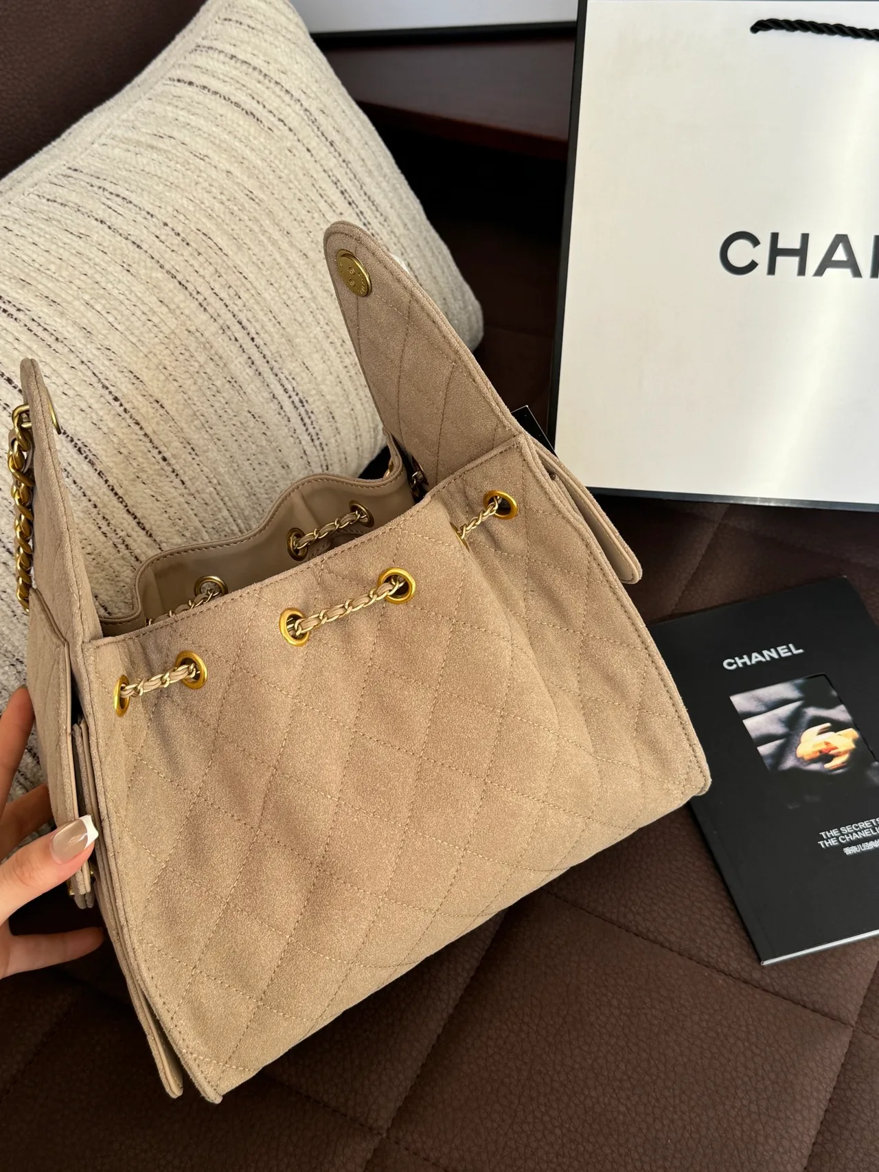 Chanel Quilted chain bucket bag in Brown & Beige · view 3