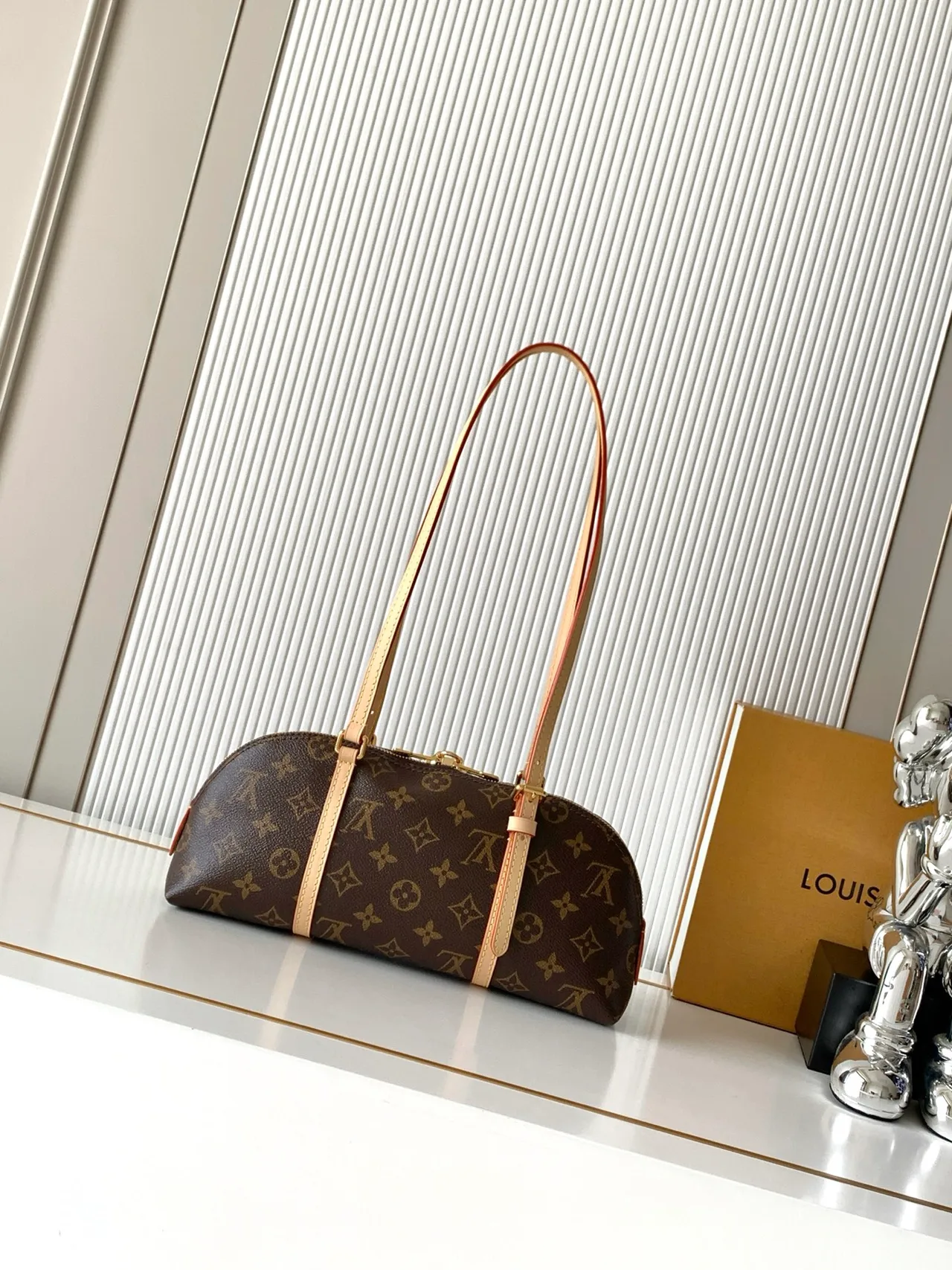 Louis Vuitton Monogram Handbag in Brown · view 2