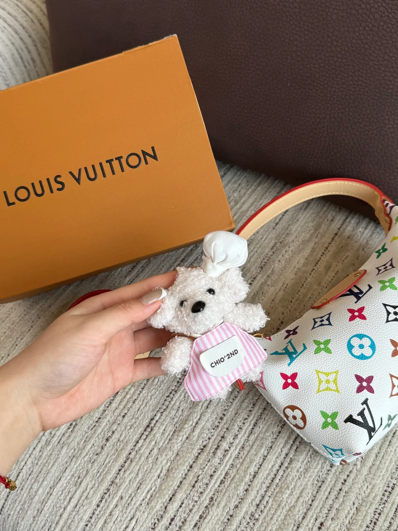 Louis Vuitton Shoulder Bag in White · view 6