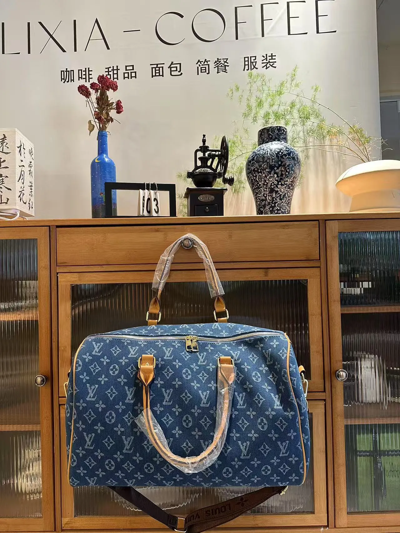 Louis Vuitton Denim Speedy Bag in Blue / White · view 4