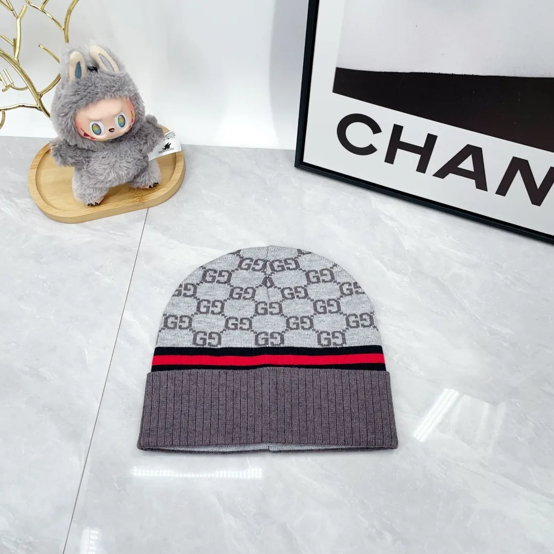 Gucci Cashmere Hat and Scarf Set in Grey · view 7