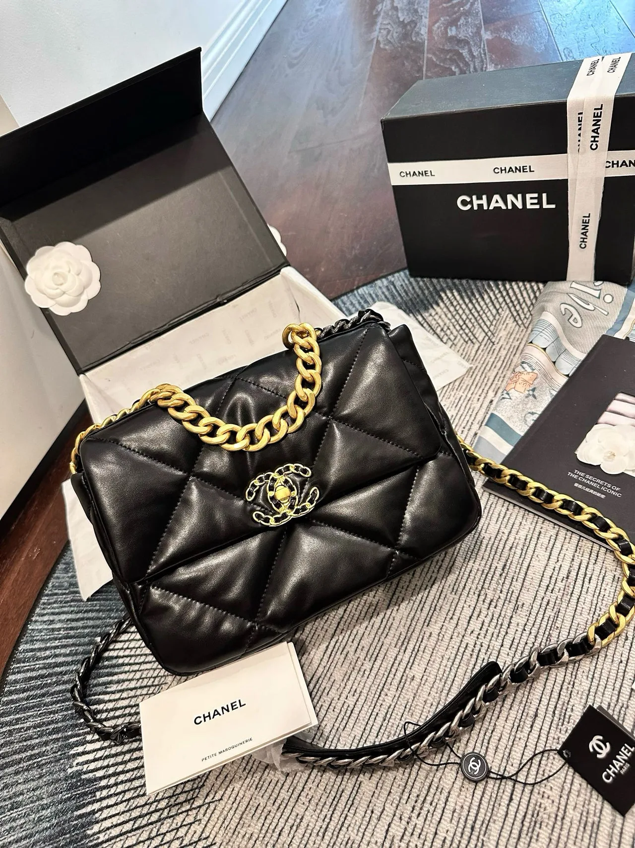 Chanel 19 quilted shoulder bag in Beige & Pink & Gold & Burgundy & Cream & Black & Silver · view 4