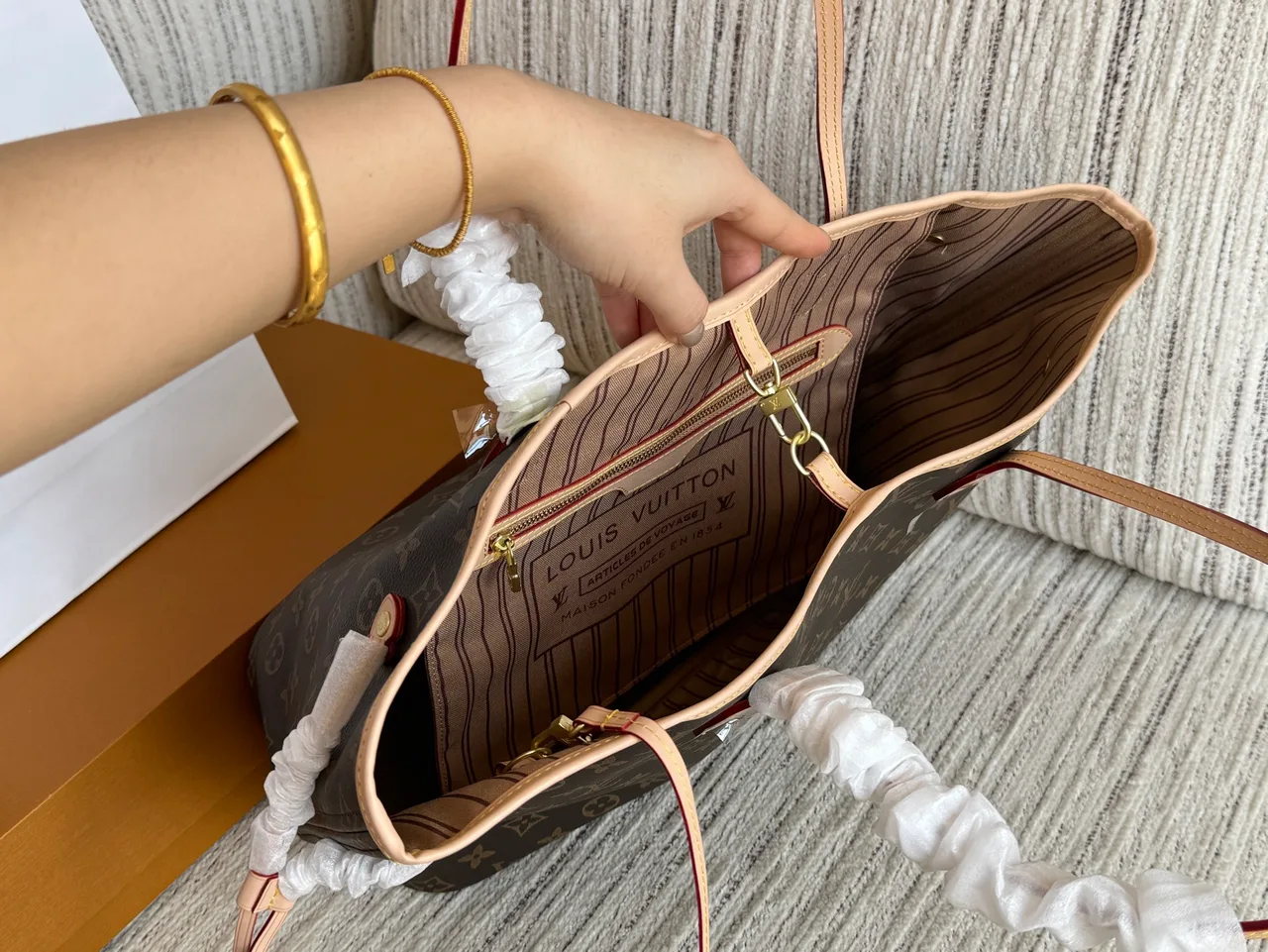 Louis Vuitton Neverfull Tote in Brown · view 7