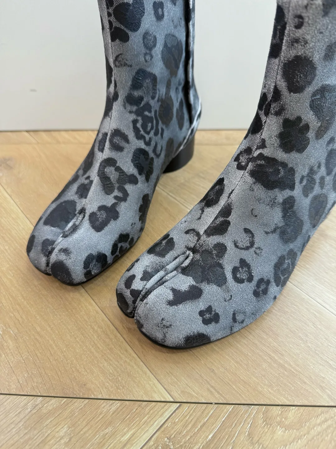 Maison Margiela Cowhide Glossy Pointed-Toe Chelsea Boots in Grey · view 7