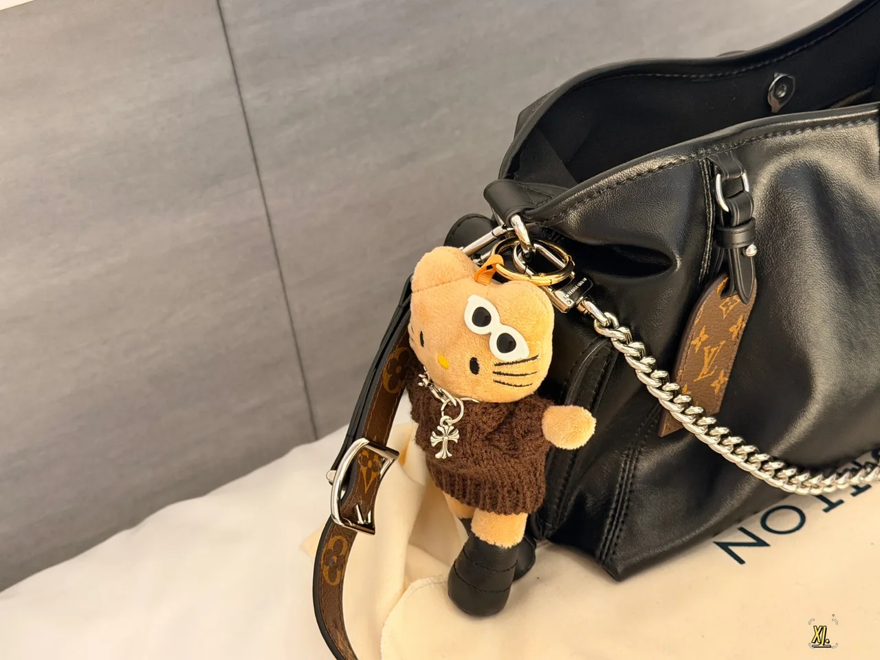 Louis Vuitton Hobo Bag in Black · view 4