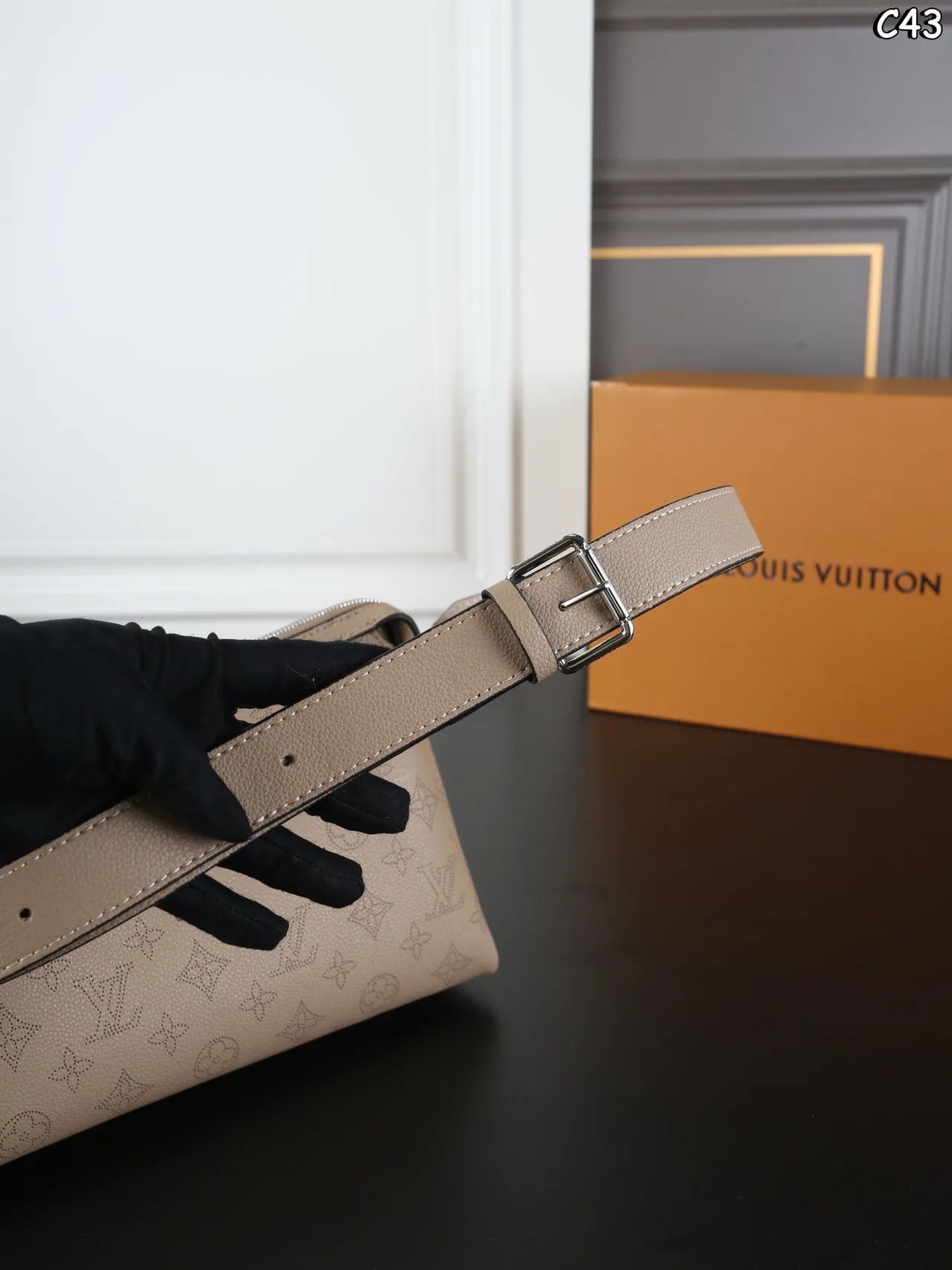 Louis Vuitton Shoulder Bag in Grey · view 6