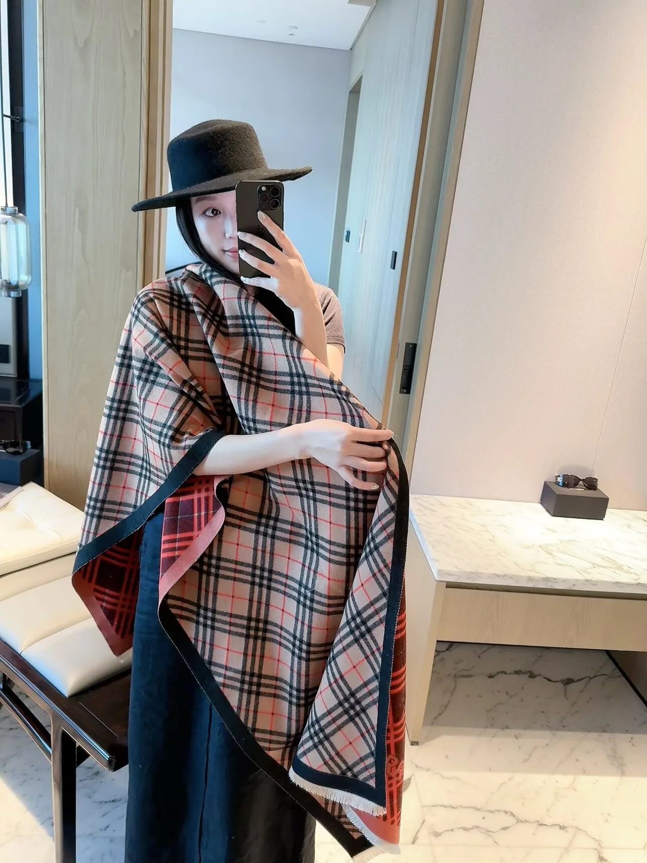 Burberry Reversible checked scarf in Orange & Pink · view 3