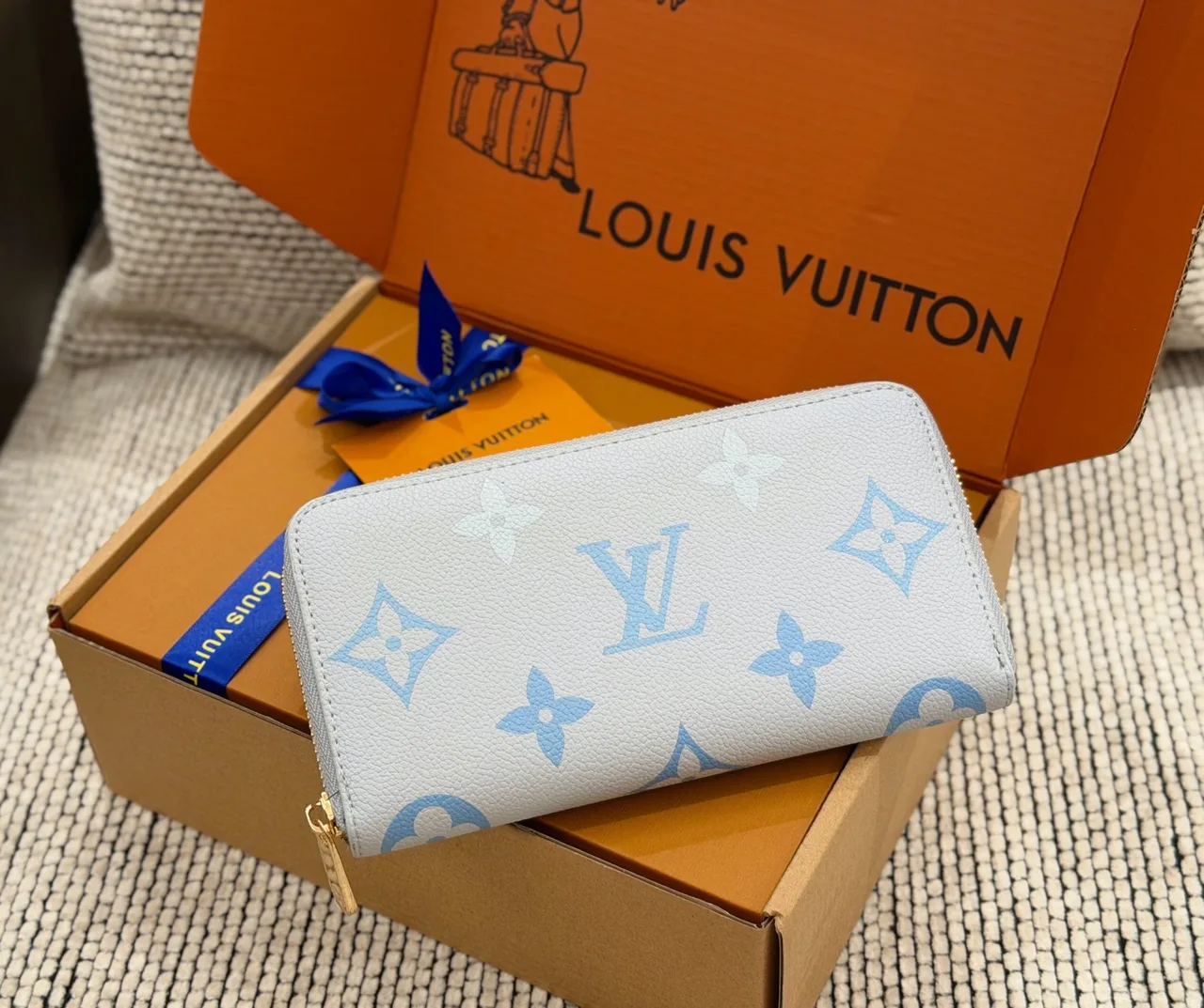 Louis Vuitton Monogram zip wallet in Cream & Pink & White · view 6